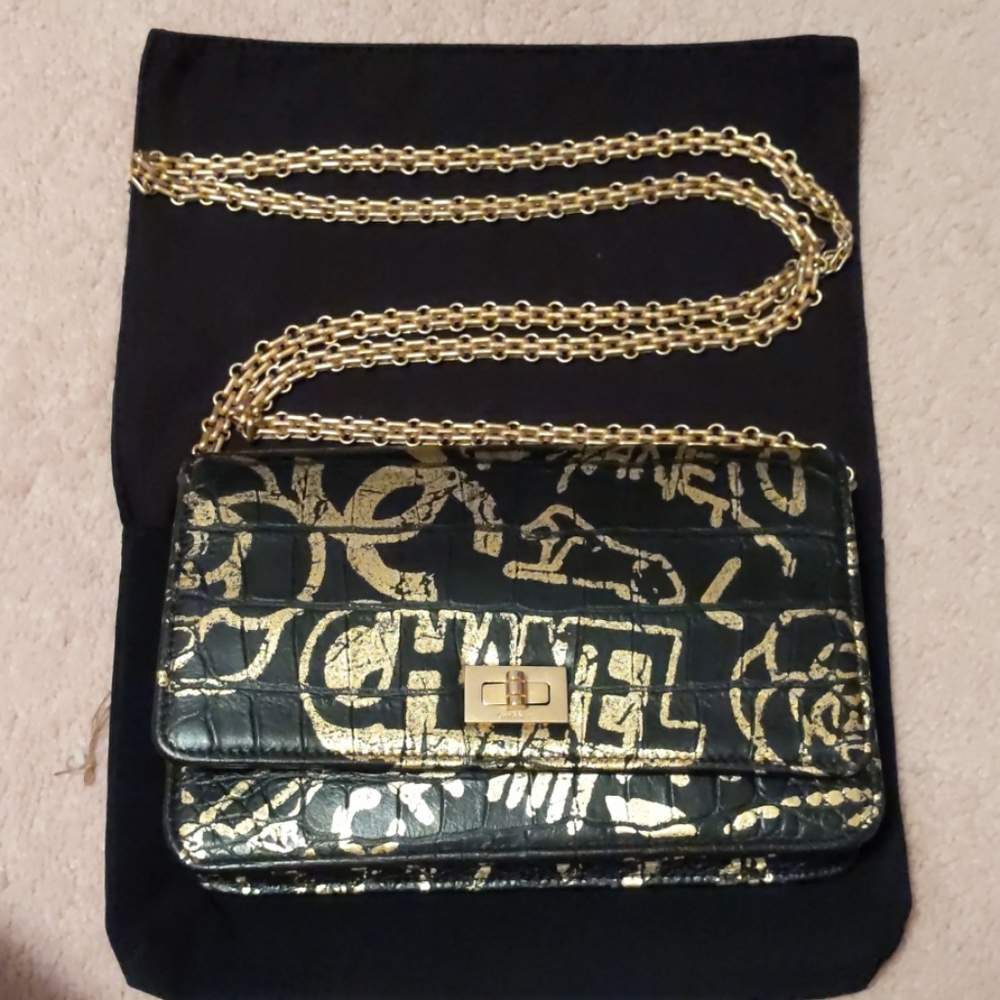 SOLD CHANEL*RARE* Paris-New York 2019 Graffiti WOC - Picture 6 of 16